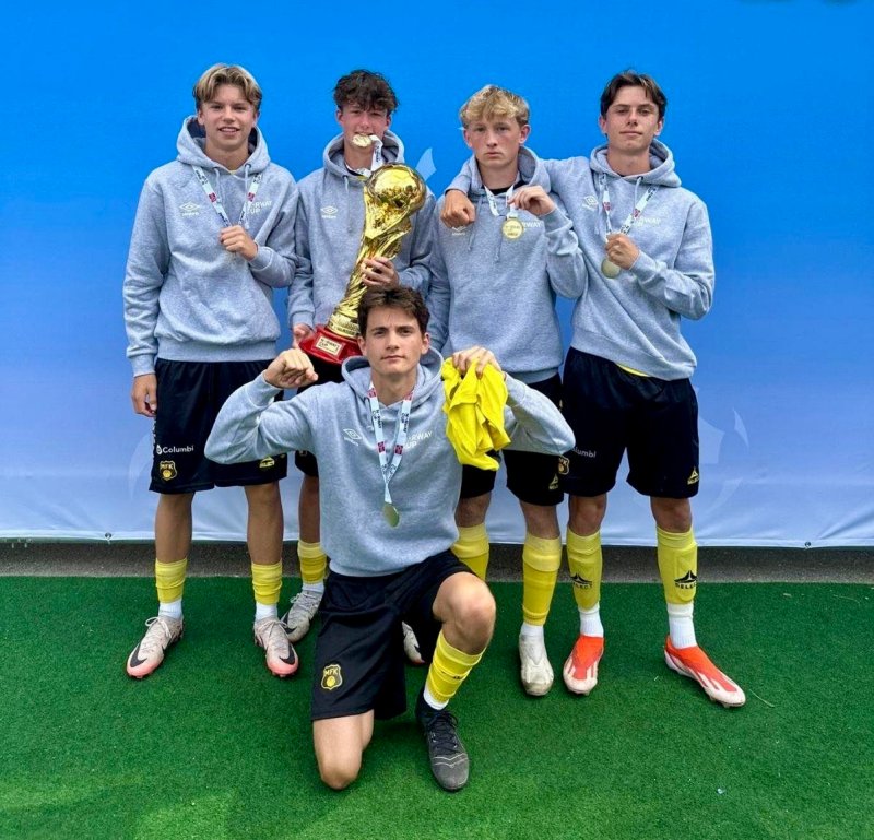 Bilde er gutta som er født i 2009 og som bidro i Norway Cup. Fra venstre: Aiden Hatwell, Christoffer Foss, Linus Endal, Lucas Perisa Johannessen. Leon Gashi foran