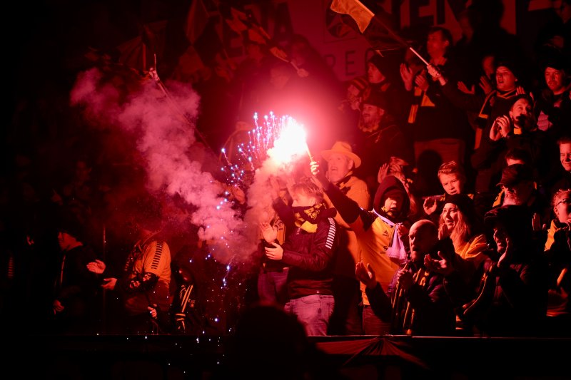 STEMNING: Det ble flotte scener på Melløs da flomlyset måtte re-startes mandag kveld. FOTO: Joakim Bekkåsen