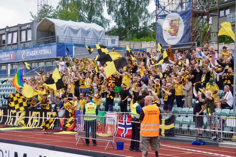 SOLID OPPMØTE: Kråkevingen og resten av mossefansen leverte fantastisk på tribunen! Foto: Joakim Bekkåsen