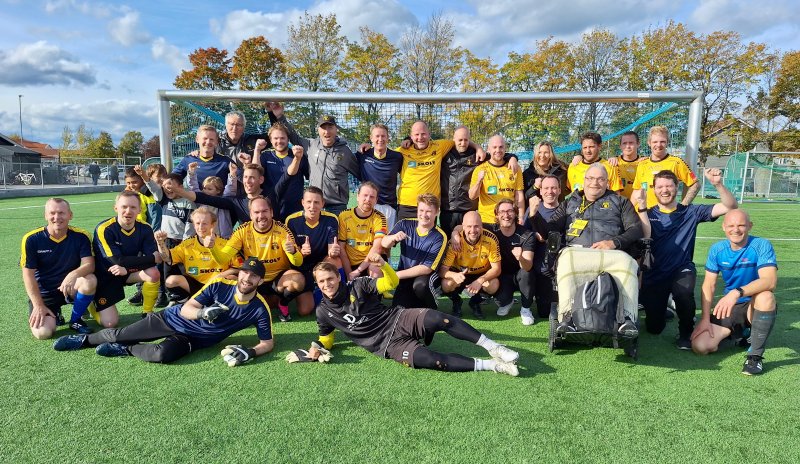 GOD STEMNING: Det var super stemning mellom gatelagsspillerne og de lokale politikerne etter matchen. FOTO: JEANETTE JØRGENSEN