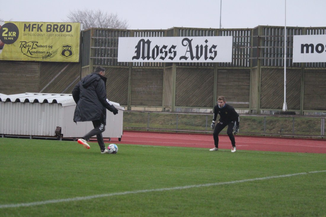 IN ACTION: Sundling sammen med keepertrener Clas André Guttulsrød. Foto: Christian Thuesen